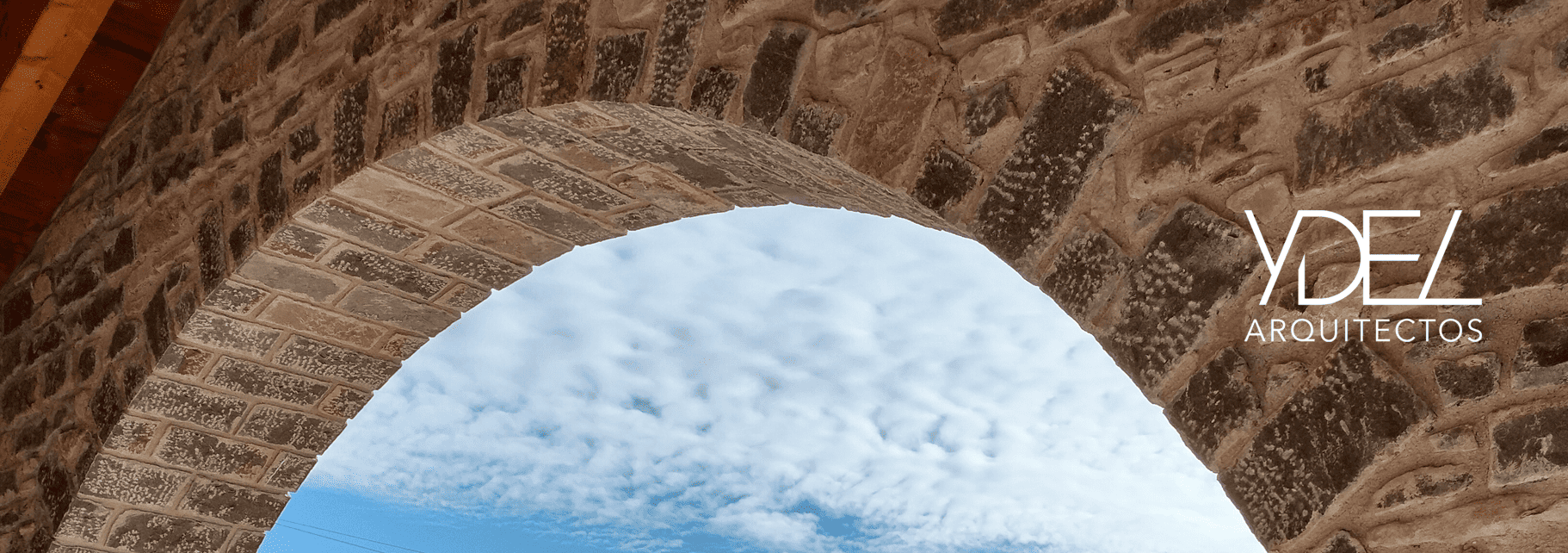Arco de piedra diseñado por YDEL Arquitectos
